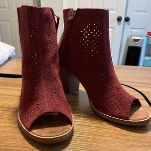 TOM’S peep toe booties heels burgundy size 8.5 like new